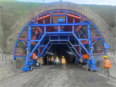 自動(dòng)防水板鋪掛臺車(chē)